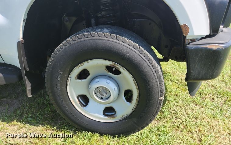 image for item JL9996 2008 Ford F350 Super Duty XL  SuperCab utility bed pickup truck