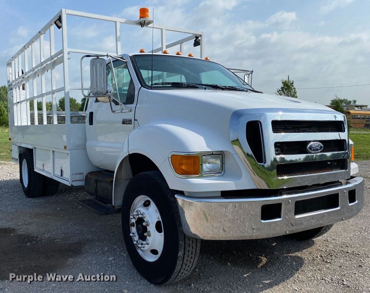image for item JU9225 2005 Ford F650 Super Duty XL  flatbed truck