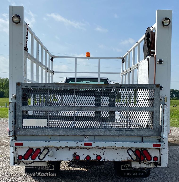 image for item JU9225 2005 Ford F650 Super Duty XL  flatbed truck