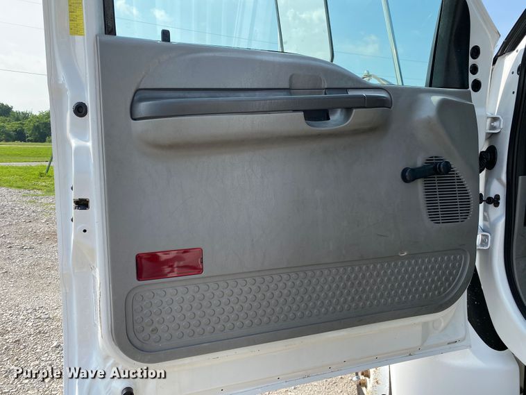 image for item JU9225 2005 Ford F650 Super Duty XL  flatbed truck