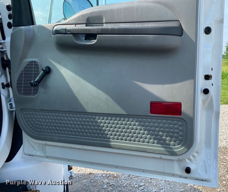 image for item JU9225 2005 Ford F650 Super Duty XL  flatbed truck