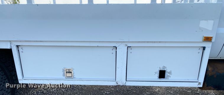 image for item JU9225 2005 Ford F650 Super Duty XL  flatbed truck