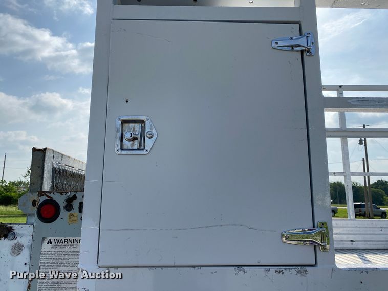 image for item JU9225 2005 Ford F650 Super Duty XL  flatbed truck