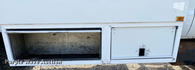 image for item JU9225 2005 Ford F650 Super Duty XL  flatbed truck