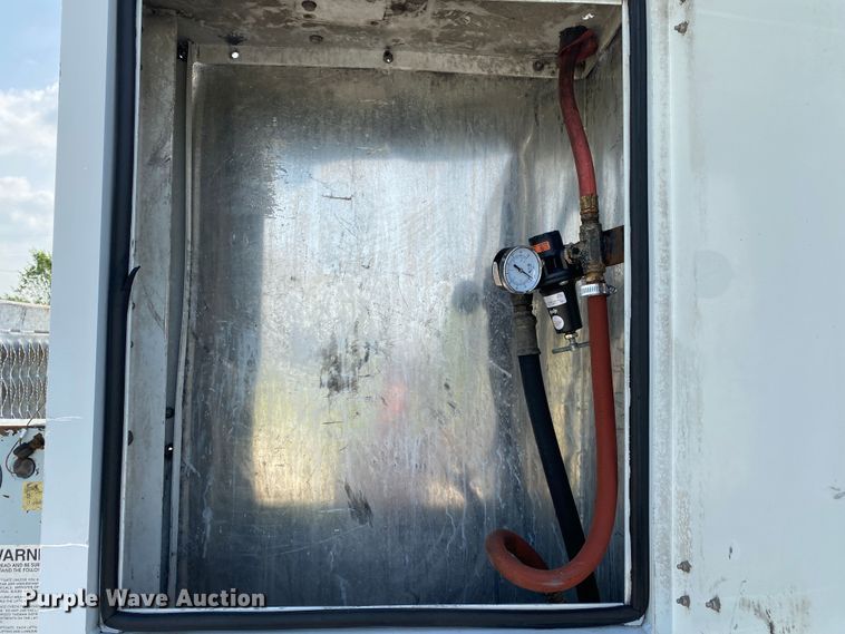 image for item JU9225 2005 Ford F650 Super Duty XL  flatbed truck