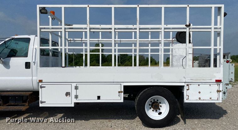 image for item JU9225 2005 Ford F650 Super Duty XL  flatbed truck