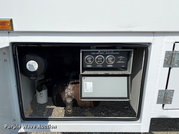 image for item JU9225 2005 Ford F650 Super Duty XL  flatbed truck