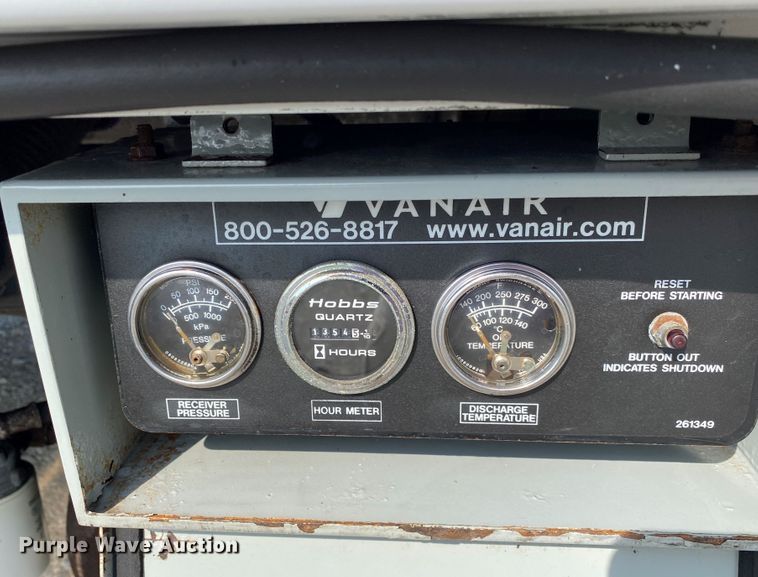 image for item JU9225 2005 Ford F650 Super Duty XL  flatbed truck