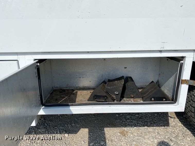 image for item JU9225 2005 Ford F650 Super Duty XL  flatbed truck