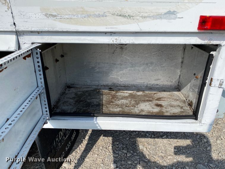 image for item JU9225 2005 Ford F650 Super Duty XL  flatbed truck