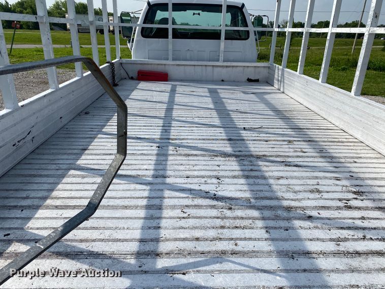 image for item JU9225 2005 Ford F650 Super Duty XL  flatbed truck