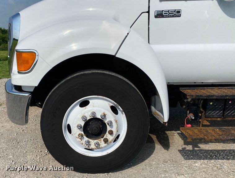 image for item JU9225 2005 Ford F650 Super Duty XL  flatbed truck