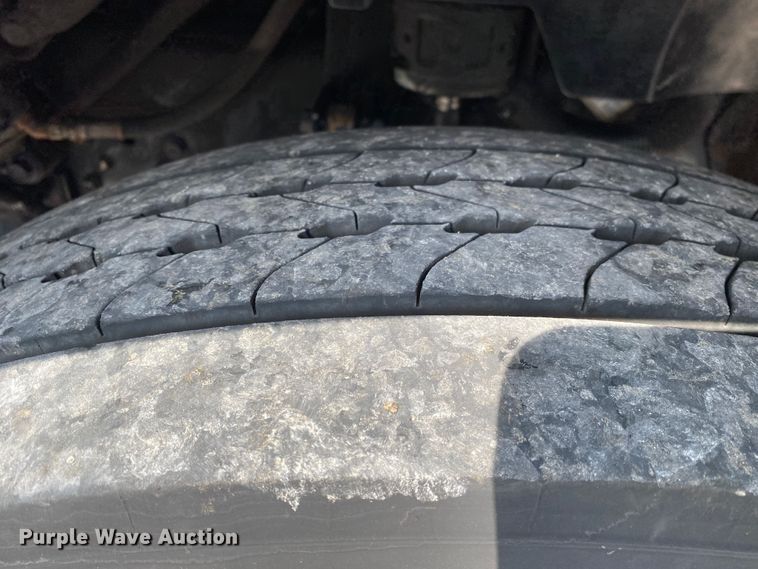 image for item JU9225 2005 Ford F650 Super Duty XL  flatbed truck