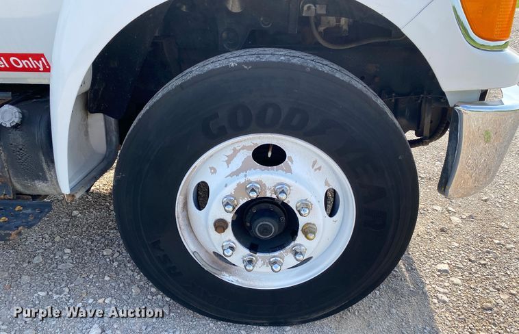 image for item JU9225 2005 Ford F650 Super Duty XL  flatbed truck