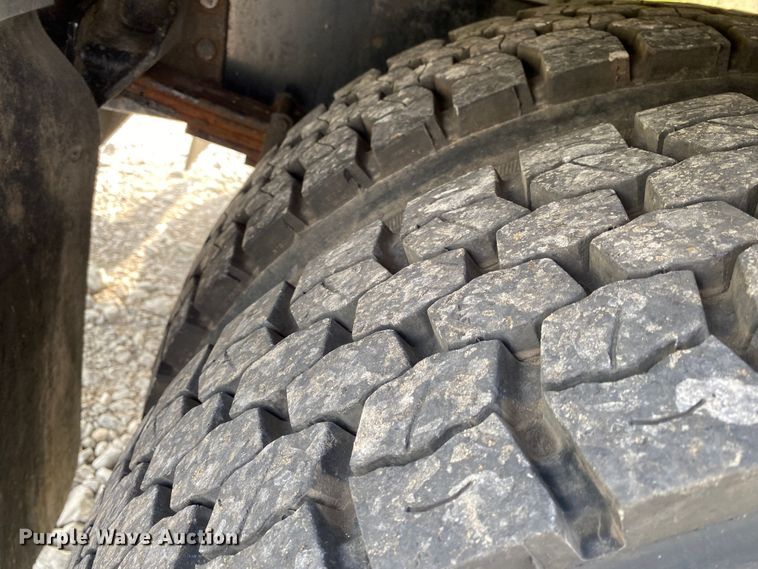 image for item JU9225 2005 Ford F650 Super Duty XL  flatbed truck