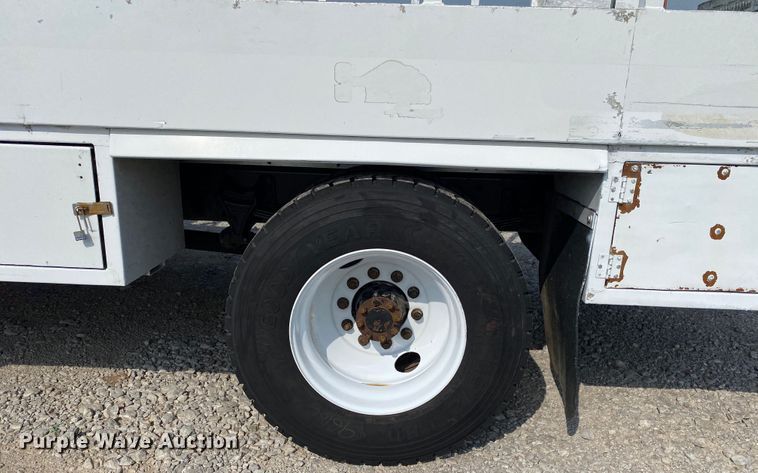 image for item JU9225 2005 Ford F650 Super Duty XL  flatbed truck