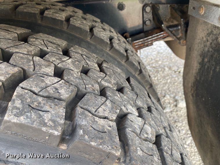 image for item JU9225 2005 Ford F650 Super Duty XL  flatbed truck