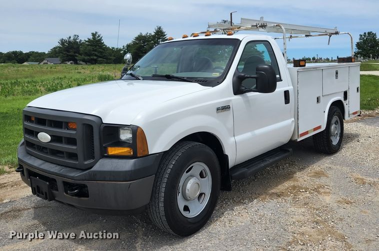 image for item KC9962 2006 Ford F350 Super Duty XL  utility bed pickup truck