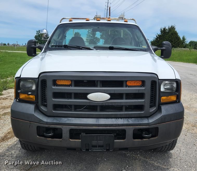 image for item KC9962 2006 Ford F350 Super Duty XL  utility bed pickup truck