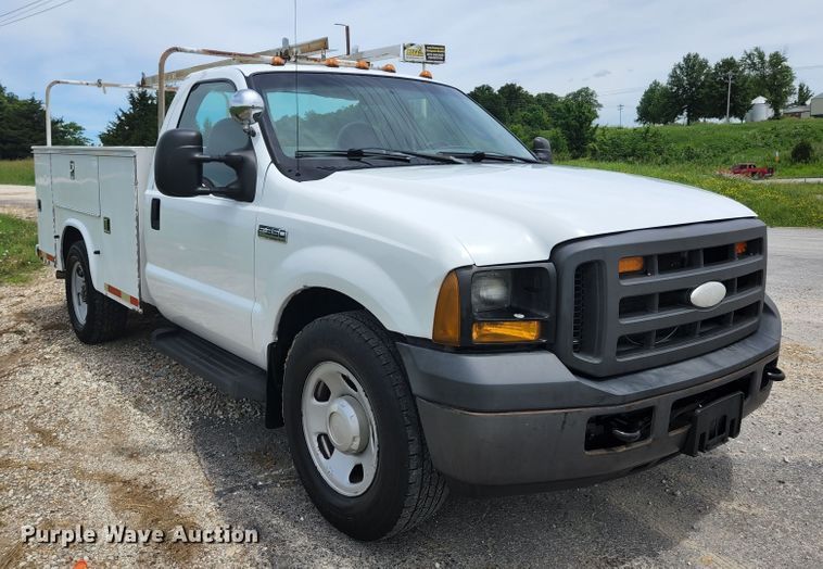 image for item KC9962 2006 Ford F350 Super Duty XL  utility bed pickup truck