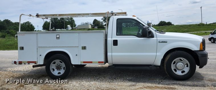 image for item KC9962 2006 Ford F350 Super Duty XL  utility bed pickup truck