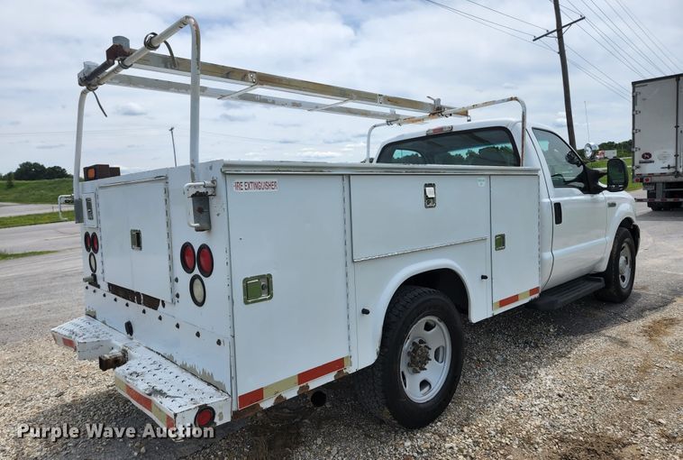 image for item KC9962 2006 Ford F350 Super Duty XL  utility bed pickup truck