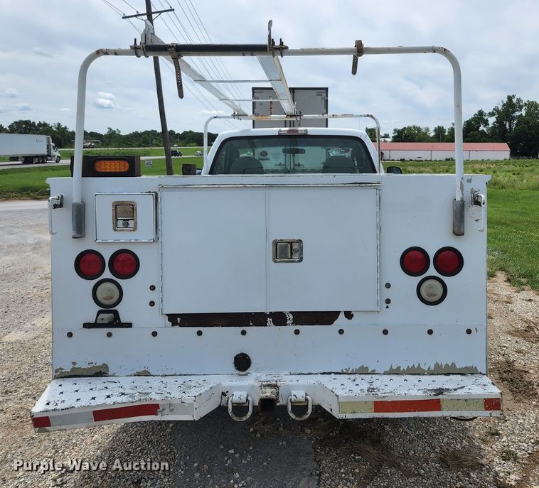 image for item KC9962 2006 Ford F350 Super Duty XL  utility bed pickup truck