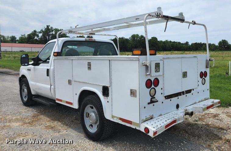image for item KC9962 2006 Ford F350 Super Duty XL  utility bed pickup truck
