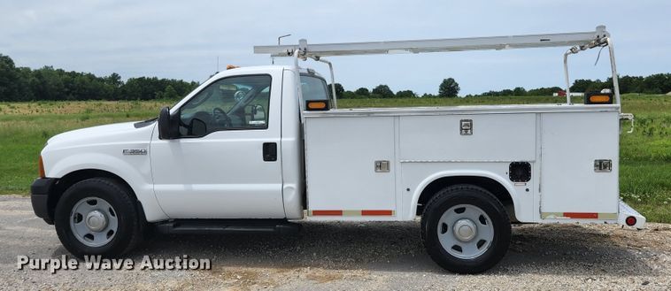 image for item KC9962 2006 Ford F350 Super Duty XL  utility bed pickup truck