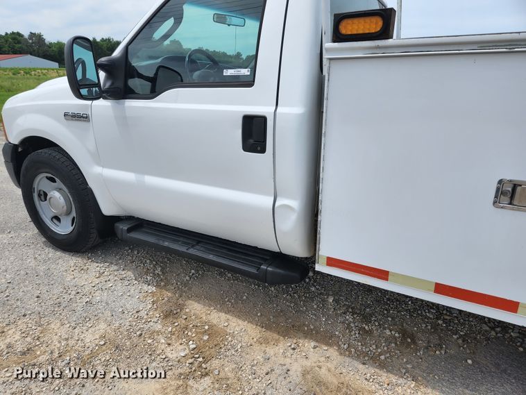 image for item KC9962 2006 Ford F350 Super Duty XL  utility bed pickup truck