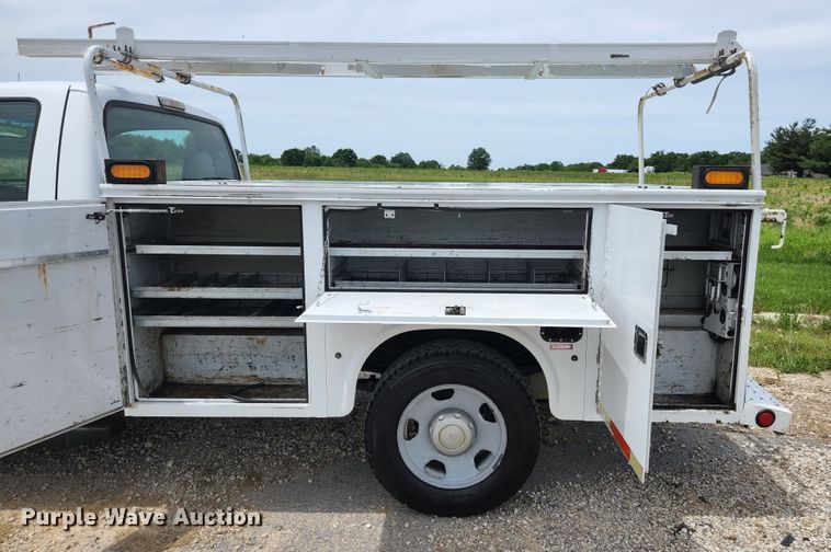 image for item KC9962 2006 Ford F350 Super Duty XL  utility bed pickup truck