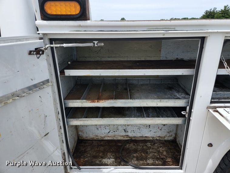 image for item KC9962 2006 Ford F350 Super Duty XL  utility bed pickup truck