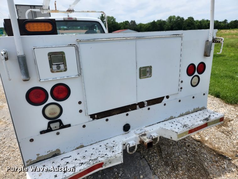 image for item KC9962 2006 Ford F350 Super Duty XL  utility bed pickup truck