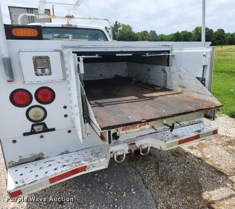 image for item KC9962 2006 Ford F350 Super Duty XL  utility bed pickup truck