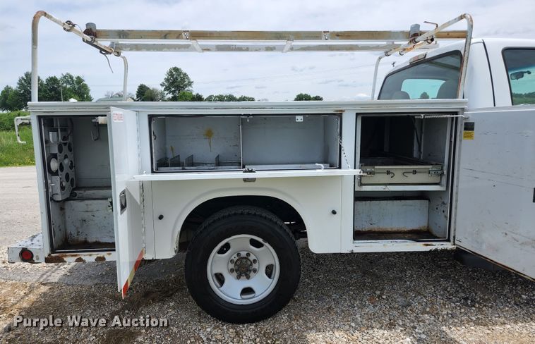 image for item KC9962 2006 Ford F350 Super Duty XL  utility bed pickup truck