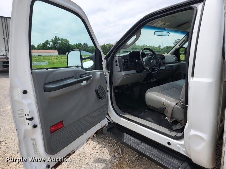 image for item KC9962 2006 Ford F350 Super Duty XL  utility bed pickup truck