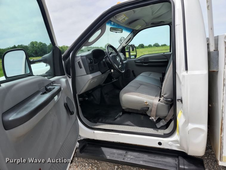 image for item KC9962 2006 Ford F350 Super Duty XL  utility bed pickup truck