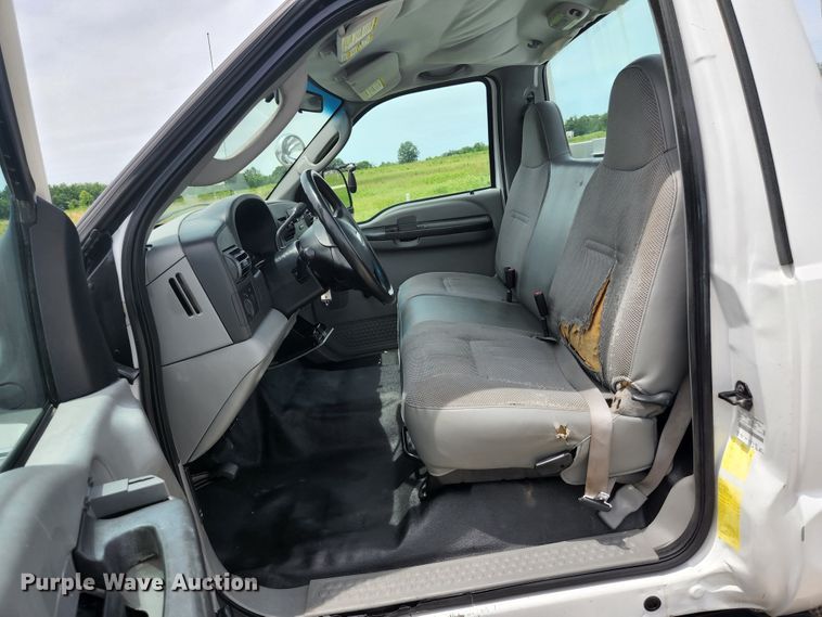 image for item KC9962 2006 Ford F350 Super Duty XL  utility bed pickup truck