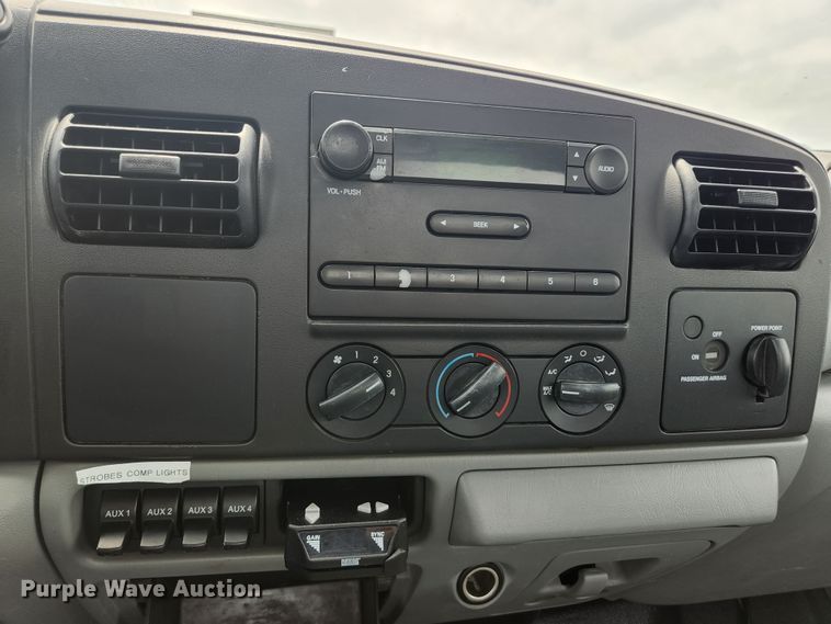 image for item KC9962 2006 Ford F350 Super Duty XL  utility bed pickup truck