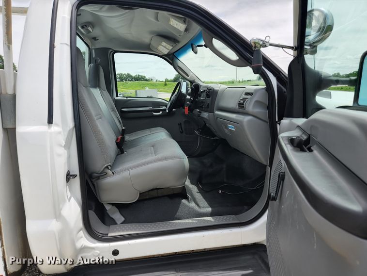 image for item KC9962 2006 Ford F350 Super Duty XL  utility bed pickup truck