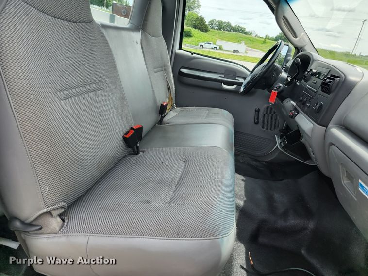 image for item KC9962 2006 Ford F350 Super Duty XL  utility bed pickup truck