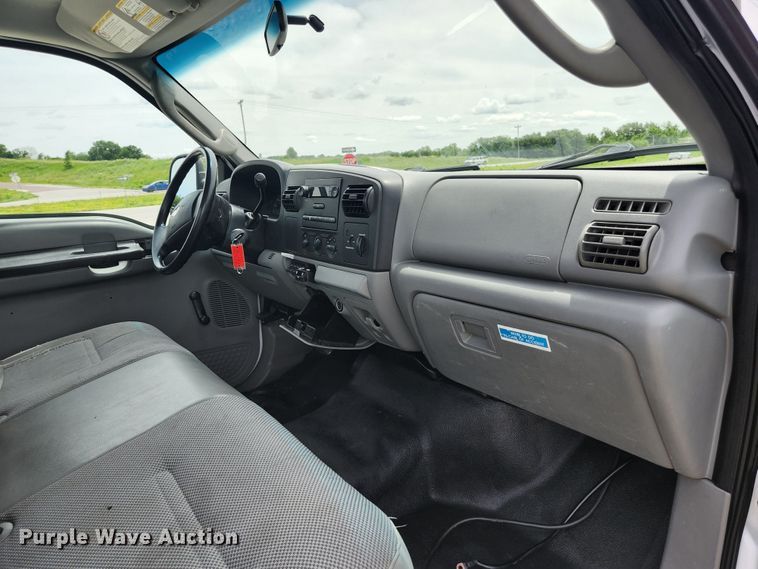 image for item KC9962 2006 Ford F350 Super Duty XL  utility bed pickup truck