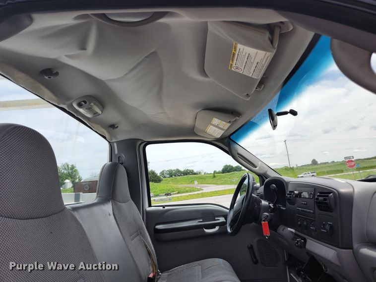 image for item KC9962 2006 Ford F350 Super Duty XL  utility bed pickup truck