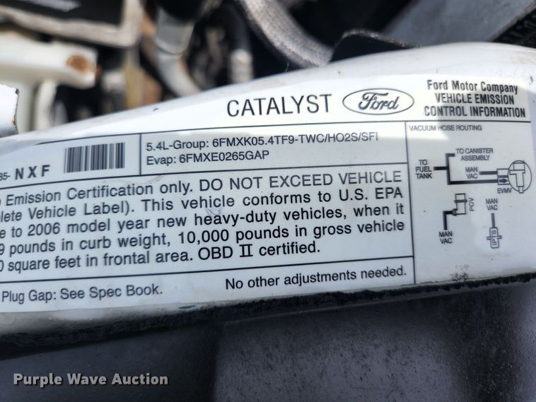 image for item KC9962 2006 Ford F350 Super Duty XL  utility bed pickup truck