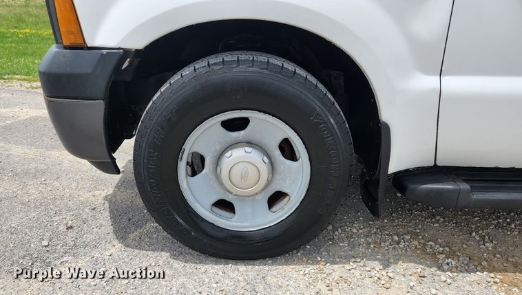 image for item KC9962 2006 Ford F350 Super Duty XL  utility bed pickup truck