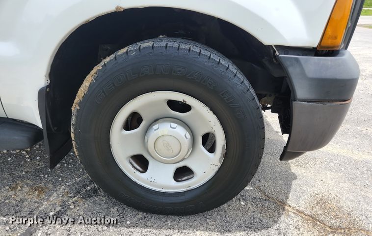 image for item KC9962 2006 Ford F350 Super Duty XL  utility bed pickup truck