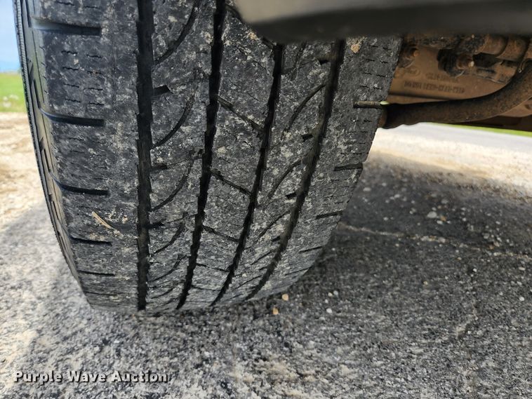 image for item KC9962 2006 Ford F350 Super Duty XL  utility bed pickup truck