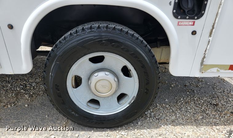 image for item KC9962 2006 Ford F350 Super Duty XL  utility bed pickup truck