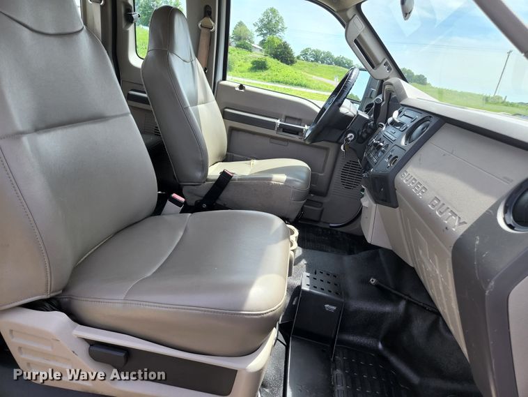 image for item KC9971 2008 Ford F350 Super Duty  SuperCab utility bed pickup truck