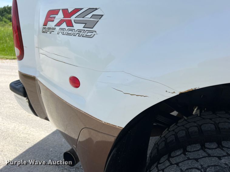 image for item KC9973 2003 Ford F350 Super Duty Lariat  Crew Cab pickup truck